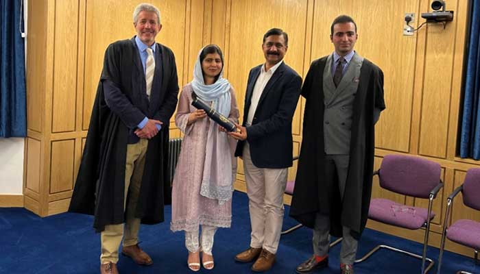 Malala Yousafzai, Oxford Üniversitesi Linacre Koleji'nde prestijli fahri burs alırken babası Ziauddin Yousafzai ile birlikte duruyor.  — Twitter/@OxfordPakistan