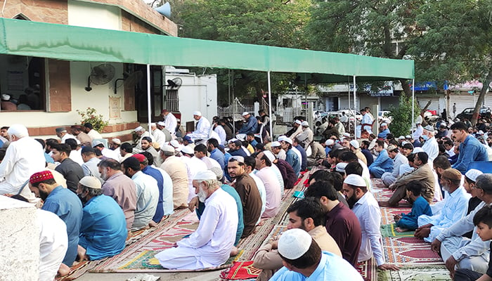 22 Nisan 2023'te Karaçi'nin Gülistan-e-Jauhar bölgesinde Ramazan Bayramı namazı kılan müminler. — Geo.tv