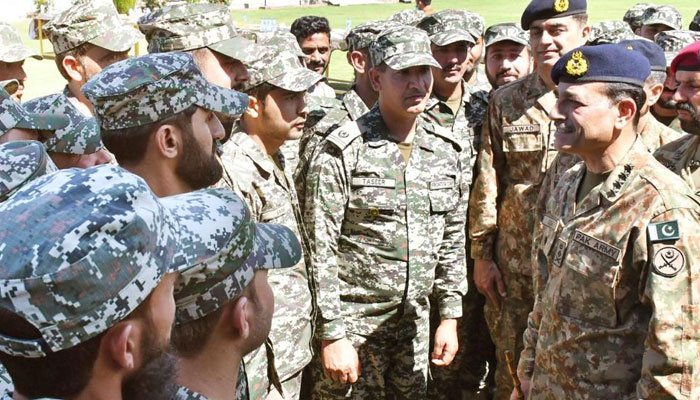 Genelkurmay Başkanı Orgeneral Asım Münir, 22 Nisan 2023'te Pak-Afganistan sınırında Bajaur'da konuşlandırılmış birliklerle etkileşimde bulunuyor. — ISPR