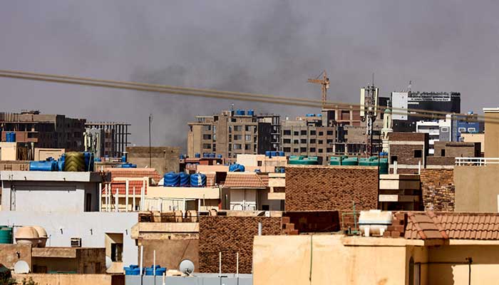 22 Nisan 2023'te Hartum'un doğusunda iki rakip generalin güçleri arasında devam eden çatışmalar sırasında konutların üzerinde dumanlar yükseliyor.  — AFP