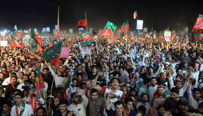 Halka açık bir toplantıda PTI destekçileri.  — AFP/Dosya