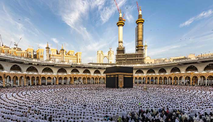 Mübarek Ramazan Bayramı'nın ilk gününde 21 Nisan 2023'te Mekke'deki Ulu Cami'deki Han-ı Kabe çevresinde ibadet edenler namaz kılıyorlar. — AFP