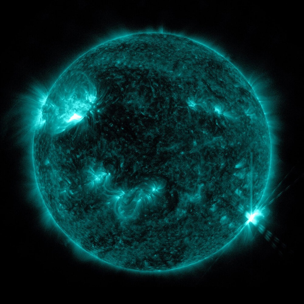 NASA'nın Güneş Dinamikleri Gözlemevi, bir güneş patlamasının bu görüntüsünü - görüntünün sağ alt kısmındaki parlak flaşta görüldüğü gibi - 21:35 EST'de 19 Nisan 2022'de yakaladı. Görüntü, öne çıkan aşırı morötesi ışığın bir alt kümesini gösteriyor. son derece sıcak malzeme parlamalar halindedir ve SDO kanalı mavi renkle renklendirilir.— NASA/