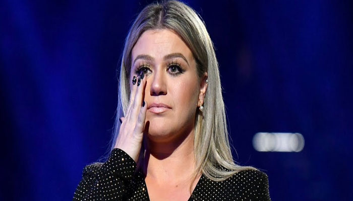Kelly Clarkson tells secret to dodge tears during emotional performances: go dead inside