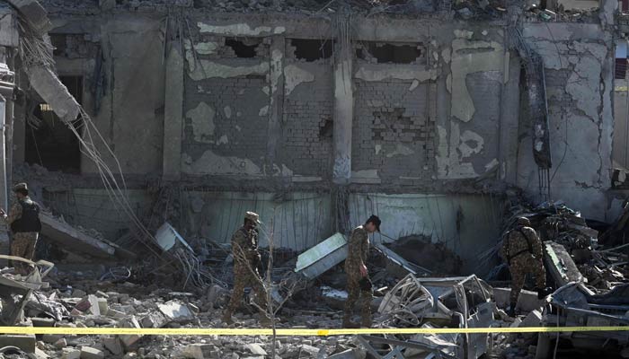 Güvenlik görevlileri, 25 Nisan 2023'te Swat, Kabal'daki bir terörle mücadele polis karakolunda meydana gelen çok sayıda patlamadan bir gün sonra teftiş ediyor. — AFP