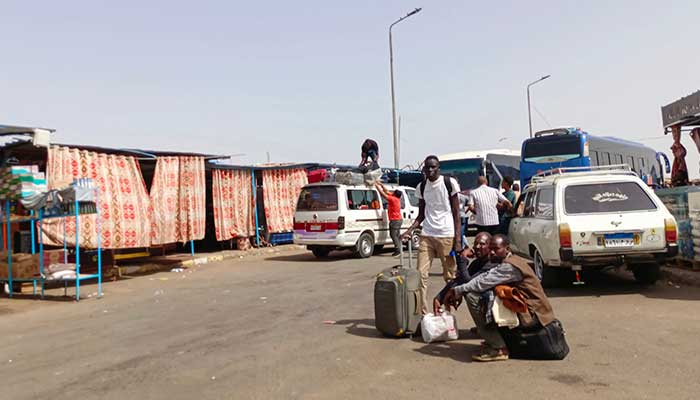 Savaştan zarar gören Sudan'dan kaçan yolcular, 25 Nisan 2023'te Mısır'ın Aswan kenti yakınlarındaki Wadi Karkar otobüs durağında iniyor. — AFP/File
