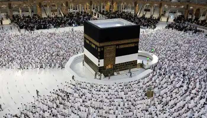 Müslümanlar, Suudi Arabistan'ın başkenti Mekke'deki yıllık Hac ziyareti sırasında Ulu Camii'nde dua ediyorlar.  — AFP/Dosya