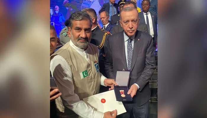 Cumhurbaşkanı Recep Tayyip Erdoğan, Türkiye Cumhuriyeti'nin prestijli Kurban Ödülü'nü İkramül Hak Subhani'ye takdim ediyor.  — Alhidmat Vakfı