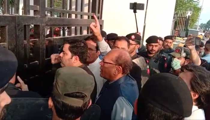 Pakistan Tehreek-e-Insaf'ın (PTI) milletvekilleri 26 Nisan 2023'te İslamabad'daki Parlamento ana kapısının önünde protesto gösterisi yapıyor, bu videoda hala bir videodan alınmış.  — Coğrafi Haberler