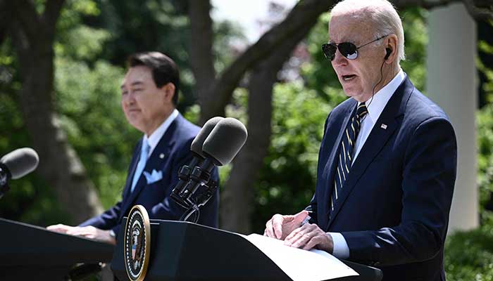 ABD Başkanı Joe Biden (sağda) ve Güney Kore Devlet Başkanı Yoon Suk Yeol, 26 Nisan 2023'te Washington DC'deki Beyaz Saray'ın Gül Bahçesi'nde düzenlenen basın toplantısına katıldılar. — AFP