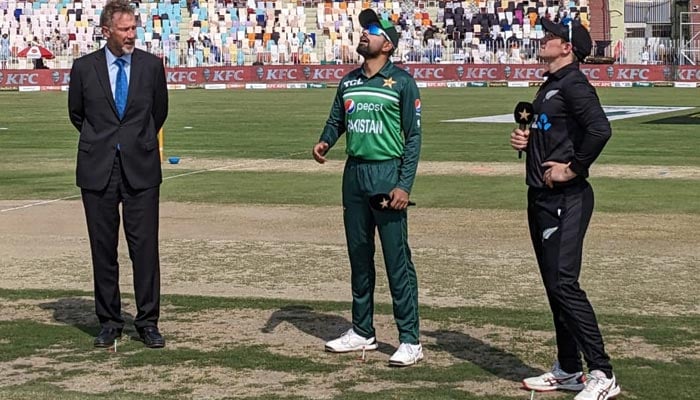 Pakistan kaptanı Babar Azam (sağda) ve Yeni Zelandalı mevkidaşı Tom Latham, 27 Nisan 2023'te Pindi Kriket Stadyumu'nda kura atışı için duruyor. — PCB