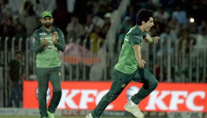 Naseem Shah bir wicket aldıktan sonra kutlama yapıyor.  — PCB/Dosya