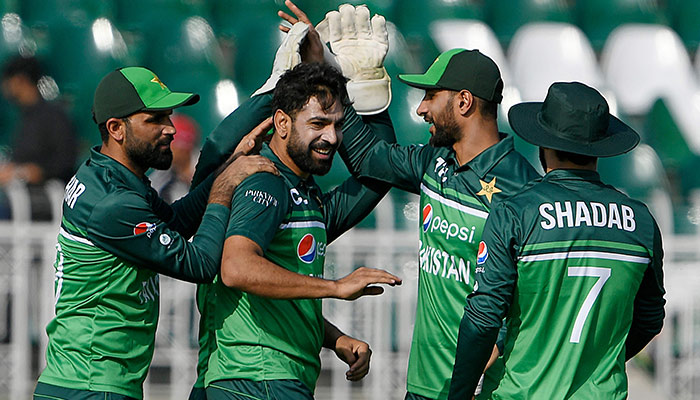 Pakistanlı Haris Rauf (2L), 27 Nisan 2023'te Rawalpindi'deki Rawalpindi Kriket Stadyumu'nda Pakistan ile Yeni Zelanda arasında oynanan ODI maçında Yeni Zelandalı Chad Bowes'a (resimde yok) karşı kaleyi aldıktan sonra takım arkadaşlarıyla kutlama yapıyor. — AFP