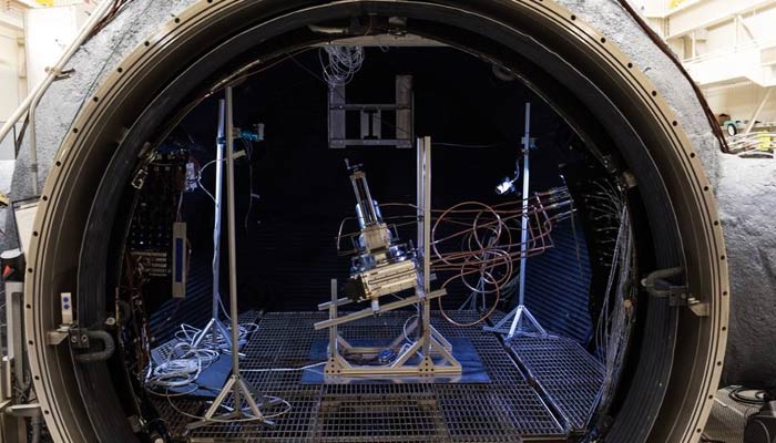 Nasa'nın Johnson Uzay Merkezi'ndeki NASA'nın Karbotermal İndirgeme Gösterisinin (CaRD) test odasının içinde bulunan yüksek güçlü bir lazer ve karbotermal reaktör.  — Nasa