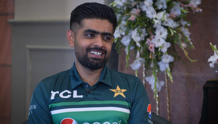 Pakistan kriket takımı kaptanı Babar Azam hızlı atış turu sırasında, bu hala bir videodan çekilmiş.  — PCB