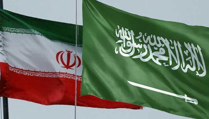 Havada dalgalanan İran ve Suudi Arabistan bayraklarının bir dosya görüntüsü.  — AFP/Dosya