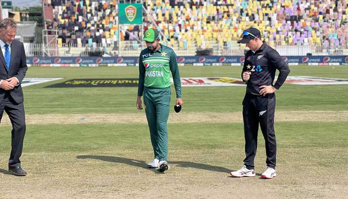 Pakistan kaptanı Babar Azam ve Yeni Zelanda kaptanı Tom Latham, ikinci ODI kura çekimi sırasında görüldü.  — Twitter/@BLACKCAPS