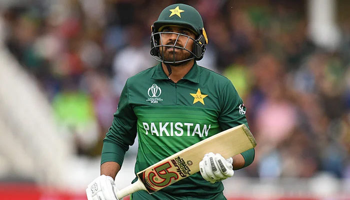 Pakistanlı Haris Sohail, 31 Mayıs 2019'da İngiltere'nin merkezindeki Nottingham'daki Trent Bridge'de Batı Hint Adaları ile Pakistan arasında oynanan 2019 Kriket Dünya Kupası grup aşaması maçında indikten sonra pavyona geri dönüyor. — AFP