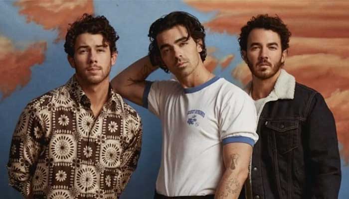 Jonas Brothers wow fans with cool dance moves in Waffle House music video