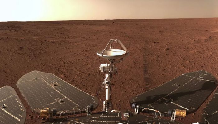Çin'in Zhurong Mars gezgini, Kızıl Gezegenin bu panoramasını yakaladı.  Ön planda gezicilerin güneş panelleri ve iletişim ekipmanı görülüyor.— Space.com aracılığıyla CNSA