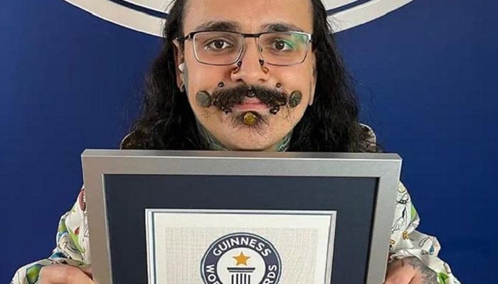 Pria Inggris mencetak Rekor Dunia Guinness baru untuk sebagian besar terowongan daging wajah