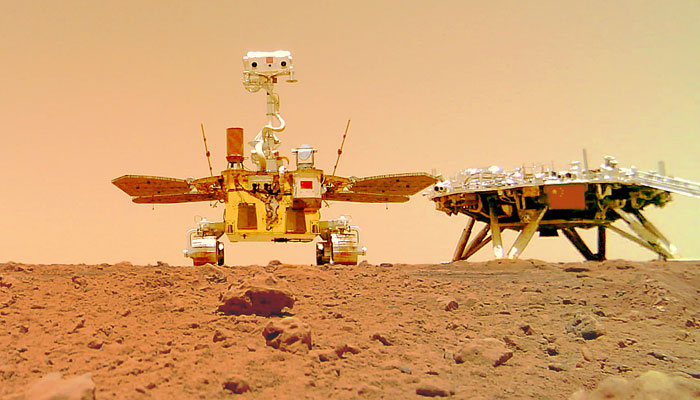 Çin'in Mars gezgini ve Mars'a iniş platformunun bir resmi.  2022 Kış Oyunları maskotlarının küçük bir resmi, iniş platformunun ön kısmındaki Çin ulusal bayrağının yanında gösteriliyor.  — Çin Ulusal Uzay İdaresi/Dosyası