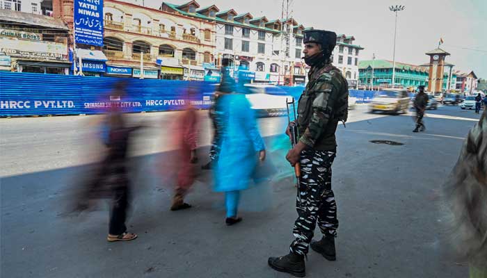 بھارتی نیم فوجی دستے 3 اکتوبر 2022 کو سری نگر کی گلیوں میں پہرے میں کھڑے ہیں۔ - اے ایف پی
