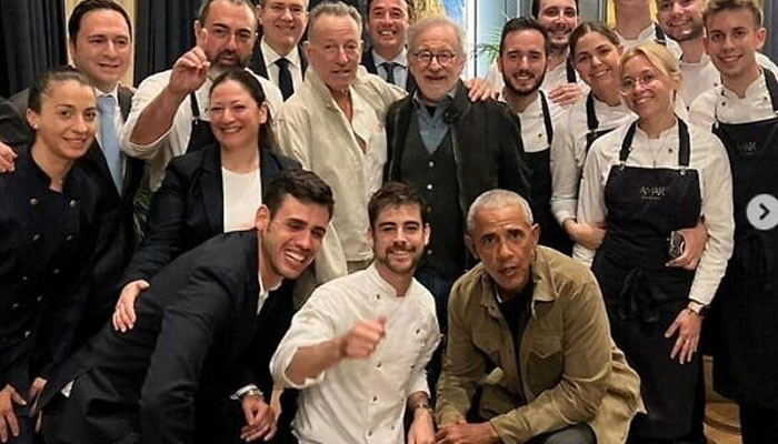 Barack Obama ve Steven Spielberg, Barselona restoran çalışanlarına sürpriz yapmış oldu