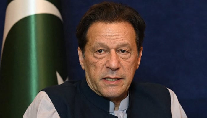 Bu tarihsiz görüntüde eski başbakan Imran Khan AFP ile bir röportaj sırasında.  — AFP/Dosya