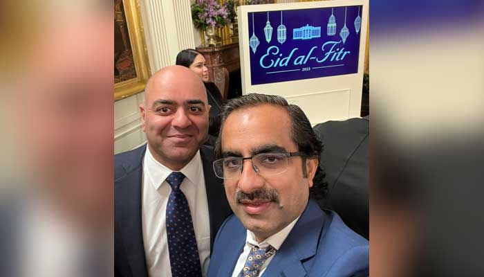 ڈاکٹر اعجاز احمد (بائیں) جج زاہد قریشی کے ساتھ، پہلے پاکستانی نژاد امریکی مسلمان — مصنف کی تصویر۔