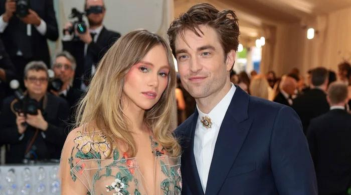 Robert Pattinson and Suki Waterhouse look amazing together at the Met Gala!  Robert is dressed in Dior Men by Kim Jones and you can see all…