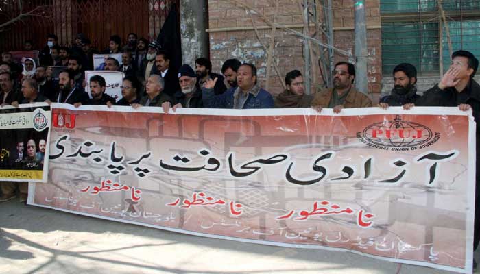 Members of the Quetta Union of Journalists protests against the arrest of journalists on the call of the Federal Union of Journalists (PFUJ), at the Quetta press club on Thursday, January 26, 2023. — PPI