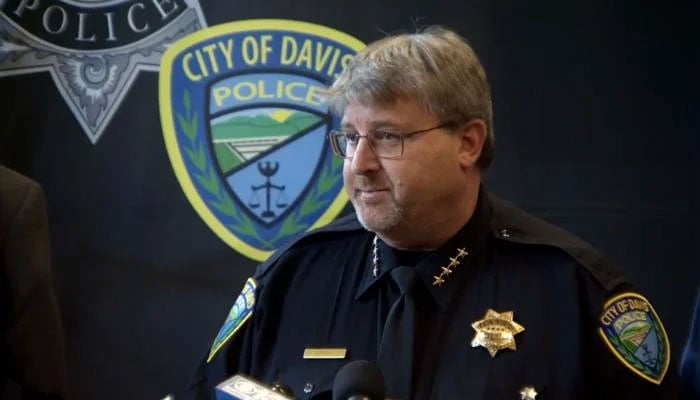 ڈیوس کے پولیس چیف ڈیرن پیٹل نے 4 مئی کو کہا کہ یونیورسٹی آف کیلیفورنیا، ڈیوس کے قریب چاقو مارنے سے متعلق تین گرفتاریاں کی گئی ہیں۔—Fox40/Facebook