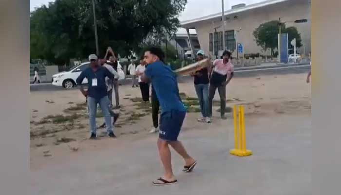 Afganistanlı kriket oyuncusu Rashid Khan, IPL turu sırasında Hindistan'da sokak kriket oynuyor.  — Twitter/@mufaddal_vohra