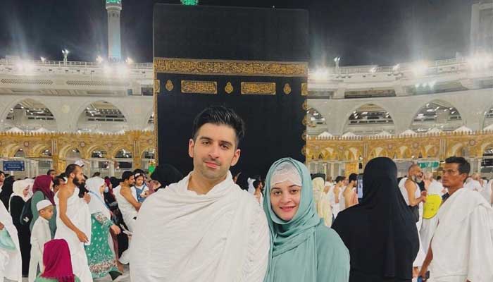 Pakistani celebrity couple Aiman Khan and Muneeb Butt pose for a photo at the Grand Mosque in Makkah on May 5, 2023. — Instagram/@muneeb_butt