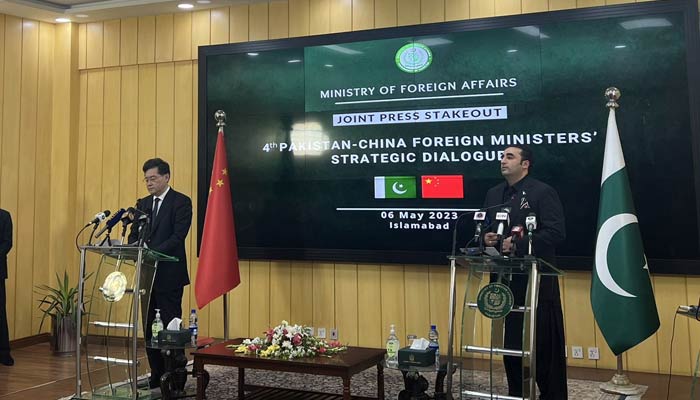 Çin Dışişleri Bakanı Qin Gang (solda) ve Bilaval Butto, 6 Mayıs 2023'te İslamabad'da düzenlenen Pakistan-Çin Stratejik Diyalogunun dördüncü turunda. — Twitter/@AnasMallick