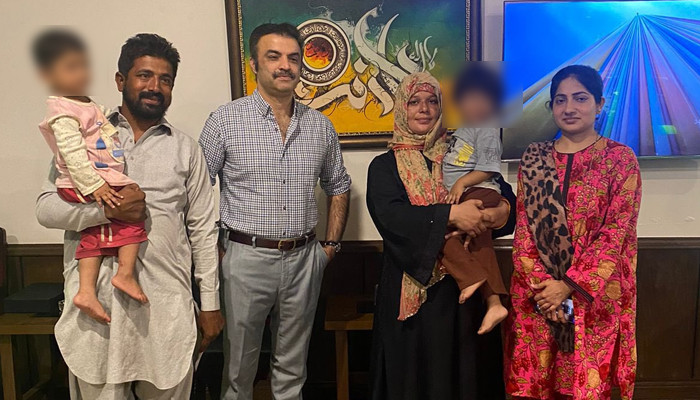 Karaçi polisi bayram tatilinde kaçırılan kız kardeşleri aileleriyle buluşturdu