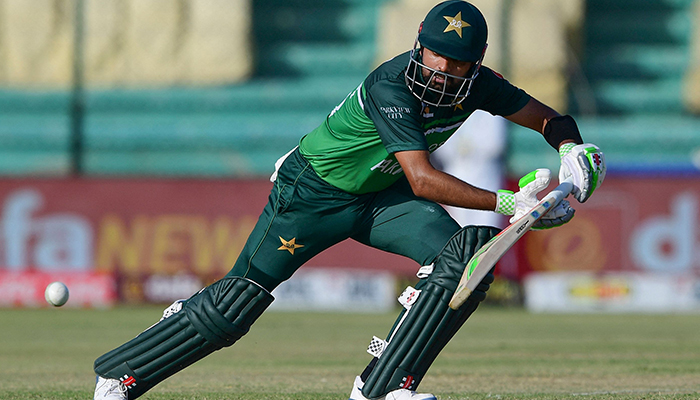 Pakistanlı Babar Azam, 5 Mayıs 2023'te Karaçi'deki Ulusal Kriket Stadyumu'nda Pakistan ile Yeni Zelanda arasında oynanan dördüncü ODI sırasında şut atıyor. — AFP