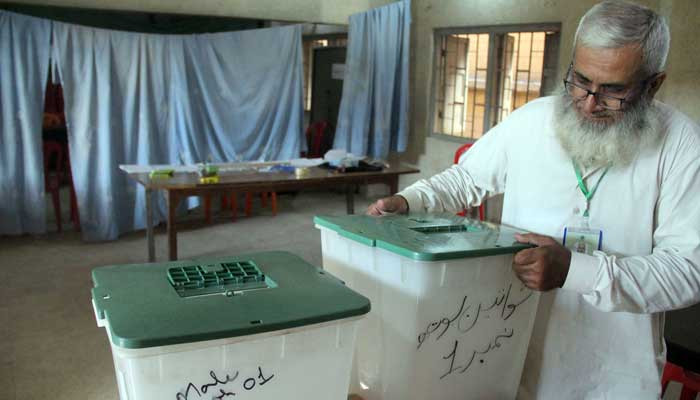 کم ٹرن آؤٹ کے درمیان سندھ کی 63 خالی ہونے والی مقامی حکومتوں کی نشستوں پر ضمنی انتخابات جاری ہیں۔