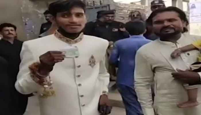 Naushahro Feroze’de oy kullanmak için iki damat düğün alayından ayrıldı