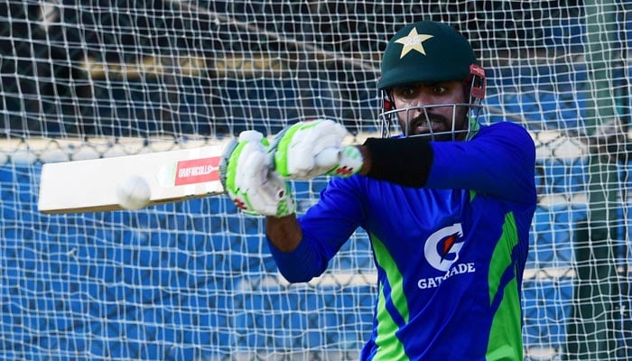 Pakistanlı kriket oyuncusu Babar Azam, 2 Mayıs 2023'te Karaçi'deki Ulusal kriket stadyumunda Yeni Zelanda ile oynadıkları üçüncü bir günlük uluslararası (ODI) kriket maçı öncesinde bir antrenman seansı sırasında şut atıyor.  — AFP