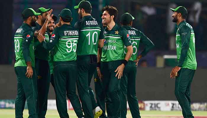 Pakistanlı kriketçiler, 5 Mayıs 2023'te Karaçi'deki Ulusal Stadyum'da Pakistan ile Yeni Zelanda arasında oynanan dördüncü bir günlük uluslararası (ODI) kriket maçında Yeni Zelandalı Will Young'ın (resimde yok) ihraç edilmesini kutluyor. — AFP