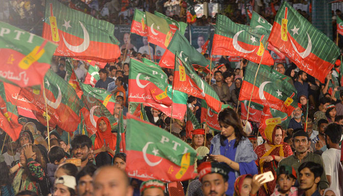 PTI destekçileri, 22 Temmuz 2018'de Karaçi'de yapılacak genel seçimler öncesinde bir seçim kampanyası mitingine katıldılar. — AFP