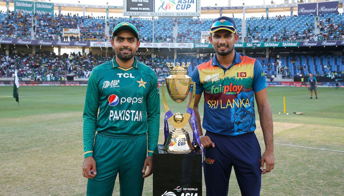 Pakistan skipper Babar Azam (left) and Sri Lanka captain Dasun Shanaka post with Asia Cup trophy. — Twitter/@TheRealPCB
