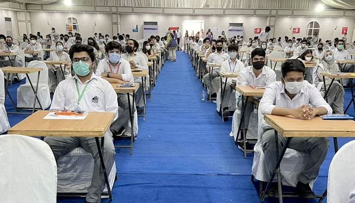 Pakistan'da Cambridge sınavları devam ederken öğrenciler 26 Nisan 2021'de Karaçi'de bir sınav salonunda görülebilir.  — Twitter/Komiser Yardımcısı Güney Karaçi