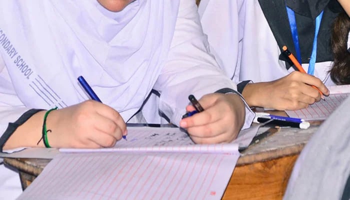 25 Haziran 2022'de Haydarabad'da sınavlara giren öğrenciler. — APP