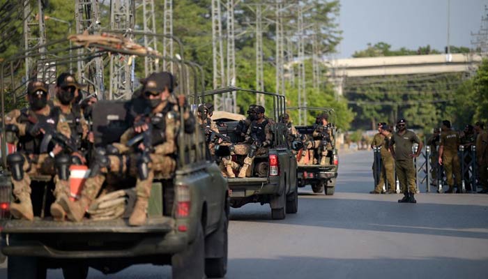 Minibüslerde konuşlandırılan birliklerin tarihsiz resmi.  — AFP/Dosya