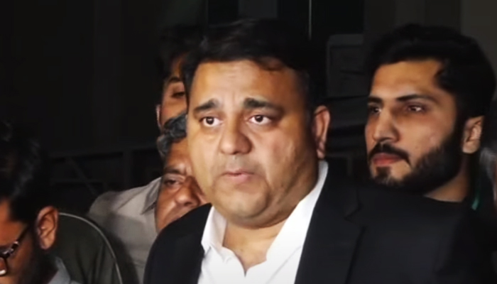 PTI lideri Fawad Chaudhry, 10 Mayıs 2023'te İslamabad'da bir basın toplantısında konuşurken, bu bir videodan alınmış.  — Coğrafi Haberler