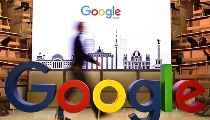 22 Ocak 2019'da çekilen bu dosya fotoğrafı, Google'ın Berlin'deki yeni Berlin ofisinin açılış gününde ABD'li internet arama devi Google'ın logosunun yanından geçen bir teknisyeni gösteriyor.  — AFP/Dosya