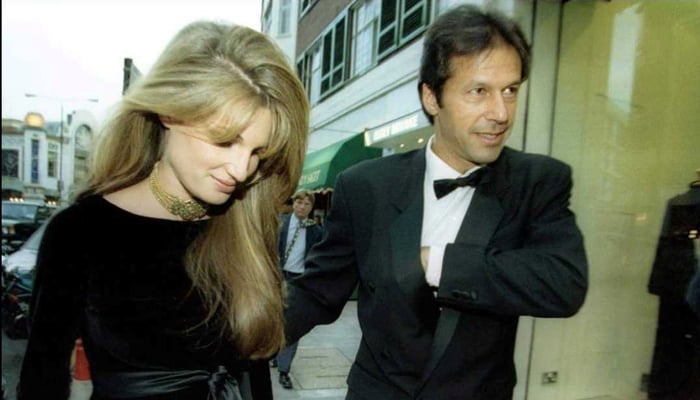 Jemima Goldsmith arrives with her then-husband Imran Khan for a charity reception in central London in this undated file photo. — Facebook/VOANews